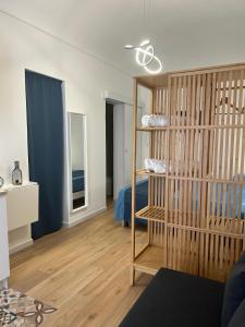 Una habitación con una habitación con una cama y un estante en Dimora Claramare, en Marzamemi