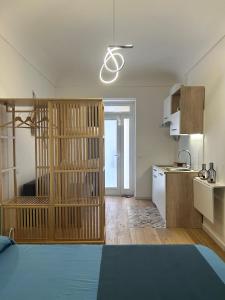 cocina con tabique de madera en una habitación en Dimora Claramare, en Marzamemi