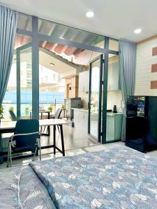 Posezení v ubytování Cozy Room with Balcony Central 10mins to Airport Maihouse + 19 fotografií