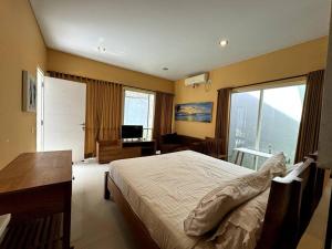 En eller flere senge i et værelse på 2 Bedroom Bloom Villa