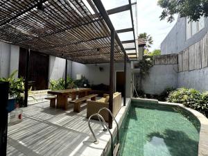 Swimmingpoolen hos eller tæt på 2 Bedroom Bloom Villa