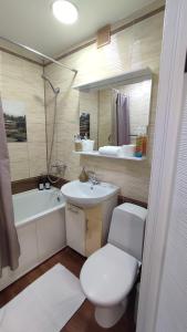 Phòng tắm tại Apartments on 23,1 Nаzarbaeva Ave
