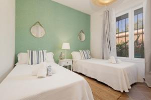 Ένα ή περισσότερα κρεβάτια σε δωμάτιο στο Apartment, with private terrace and in beachfront urbanization with heated pool, in Casares Costa +39 φωτογραφίες