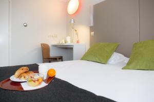 Postel nebo postele na pokoji v ubytování Hotel inn Design Laval + 15 fotografií