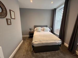 科克茅斯The Globe Apartments的带床和窗户的卧室