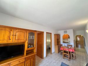 ein Wohnzimmer mit einem TV und einem Esszimmer in der Unterkunft Homely Apartments Sol Y Mar in Torrevieja