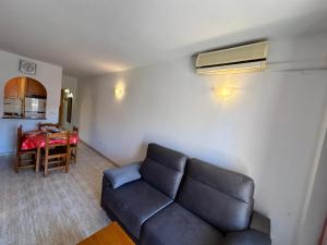 ein Wohnzimmer mit Sofa und Tisch in der Unterkunft Homely Apartments Sol Y Mar in Torrevieja