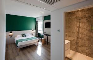 Postel nebo postele na pokoji v ubytování Hôtel Le Riccoty