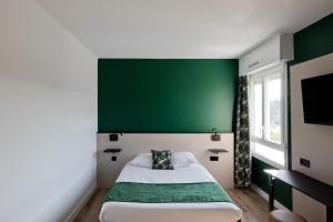 Postel nebo postele na pokoji v ubytování Hôtel Le Riccoty