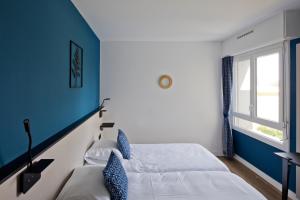 Postel nebo postele na pokoji v ubytování Hôtel Le Riccoty