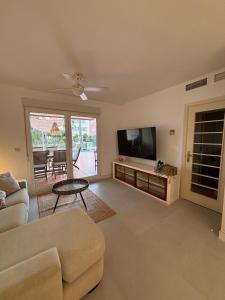 TV a/nebo společenská místnost v ubytování Apartamento Olimpic Beach