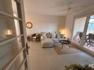 a living room with a couch and a table at Apartamento Olimpic Beach in Roquetas de Mar