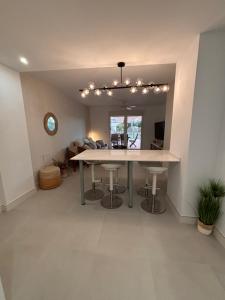 TV a/nebo společenská místnost v ubytování Apartamento Olimpic Beach + 45 fotografií