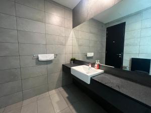 Ένα μπάνιο στο Merdeka Tower 118 Chinatown TRX at Opus