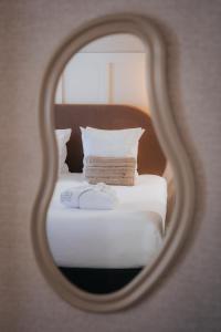 Ένα ή περισσότερα κρεβάτια σε δωμάτιο στο Hôtel Henry II Beaune Centre