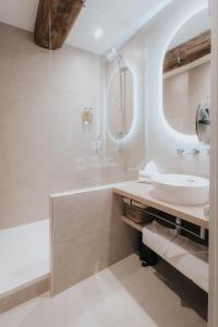 Ένα μπάνιο στο Hôtel Henry II Beaune Centre