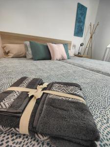 - un lit avec une couverture dans l'établissement Casa 5 habitaciones con Solárium, à Santa Cruz de Tenerife