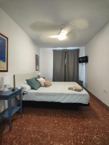 une chambre avec un grand lit et une table dans l'établissement Casa 5 habitaciones con Solárium, à Santa Cruz de Tenerife