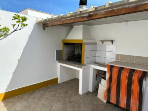 a kitchen with a fireplace in a white wall at SOFIA APPARTAMENTO Lido Marini in Lido Marini
