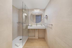 a bathroom with a sink and a mirror at Hôtel Le Méditerranée in Lourdes