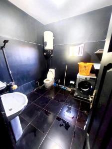 マルサ・マトルーフにあるفيلا مستقلة بحديقة وفناءの黒のバスルーム(洗面台、トイレ付)