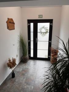 HuşiVila RAA Huși的带有黑色门的 aoyer，门上种有植物和植物