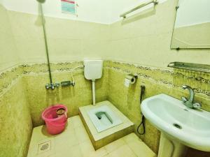une petite salle de bain avec un lavabo et des toilettes dans l'établissement Relax Cottage Swat by Khan Familia Travels, à Swat