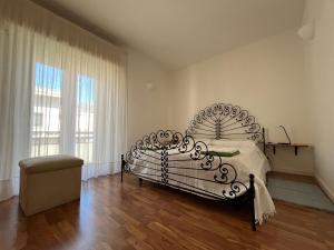 レトイアンニにあるMareluceのベッドと椅子と窓のある寝室