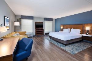 une chambre avec un lit et un mur bleu dans l'établissement Hampton Inn & Suites Spartanburg-I-26-Westgate Mall, à Spartanburg 17 autres photos