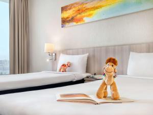 Postel nebo postele na pokoji v ubytování Ibis Styles Dragon Mart Dubai