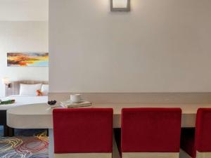 Postel nebo postele na pokoji v ubytování Ibis Styles Dragon Mart Dubai