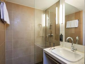 Koupelna v ubytování Ibis Styles Singen + 20 fotografií