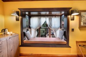 a window seat in a room with yellow walls at House 5 Hotel in Antalya