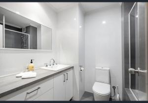パースにある802 Serenity Studio Apt For 2high Floorのトイレと洗面台を備えた白いバスルーム +11枚の写真