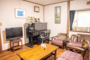 TV a/nebo společenská místnost v ubytování 一組貸切宿 岡村 弐番館 limited to 1group per day 一棟まるまる貸切