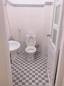 a bathroom with a toilet and a sink at Nhà Nghỉ Thiên Thanh Long Hải in Long Hai