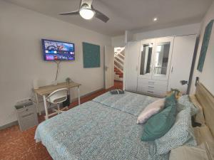 une chambre avec un lit, un bureau et une télévision dans l'établissement Casa 5 habitaciones con Solárium, à Santa Cruz de Tenerife 65 autres photos