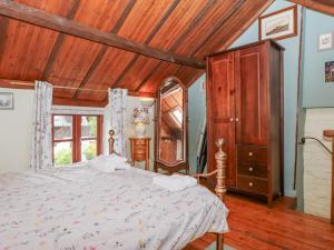 Ένα ή περισσότερα κρεβάτια σε δωμάτιο στο Violet Cottage