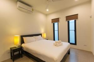 ein Schlafzimmer mit einem Bett, auf dem ein Teddybär liegt in der Unterkunft Tropical 3BR Pool Villa Nga Chang NC10, Gated Residence, 10 min Drive to Nai Harn Beach in Ban Saiyuan (1) + 17 Fotos