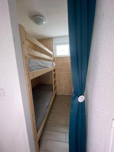 En eller flere senge i et værelse på Appartement rez de jardin