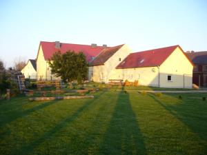 a group of buildings with a grass yard with chickens at Apartment im Fläming auch für Rollifahrer in Rietdorf