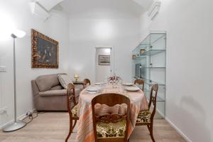 ボローニャにあるCarbonara Palace 1 - Luxury Comfort under Medieval Towersのテーブルとソファのあるダイニングルーム