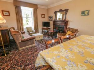 ein Wohnzimmer mit Tisch und Stühlen in der Unterkunft The Haw Country Home in Bushmills