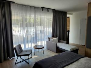 VISLOW Resort客房内的一张或多张床位