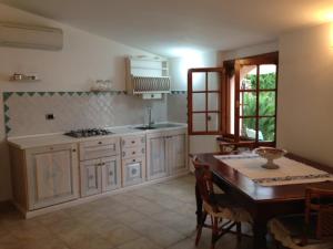 A kitchen or kitchenette at Appartamento Caty