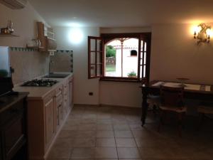 A kitchen or kitchenette at Appartamento Caty
