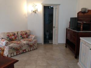 A seating area at Appartamento Caty Még 4 kép