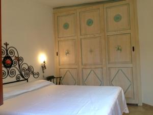 スティンティーノにあるAppartamento Catyのベッドルーム(白いベッド1台、大きなクローゼット付)