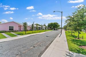 eine Straße mit Häusern und einer Straßenbeleuchtung in der Unterkunft Contemporary 3-bed,2-bath Home, Downtown Wpb! in West Palm Beach