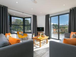 Una televisión o centro de entretenimiento en Nova Cottage